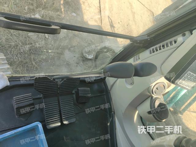 行走控制手柄和踏板?俯拍（駕駛室部分）