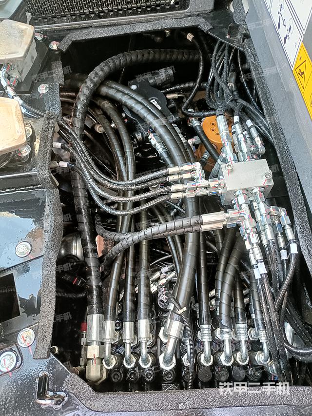 回轉(zhuǎn)馬達(dá)和主控閥（整機(jī)外觀）