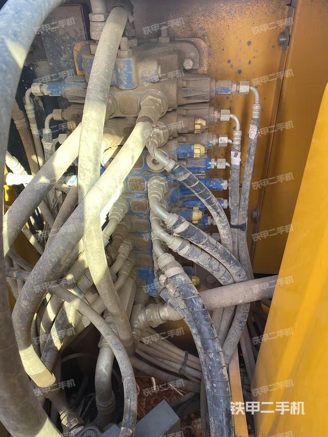 回轉(zhuǎn)馬達(dá)和主控閥（整機(jī)外觀）