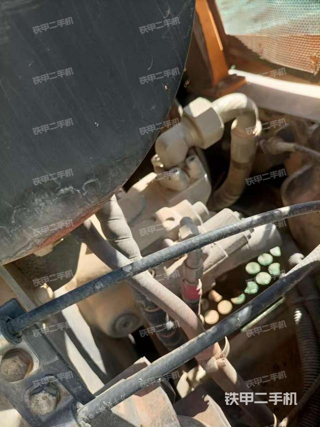 液壓泵艙室正面整體（整機外觀）