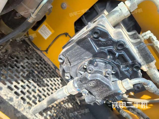 液壓泵艙室正面整體（整機(jī)外觀）