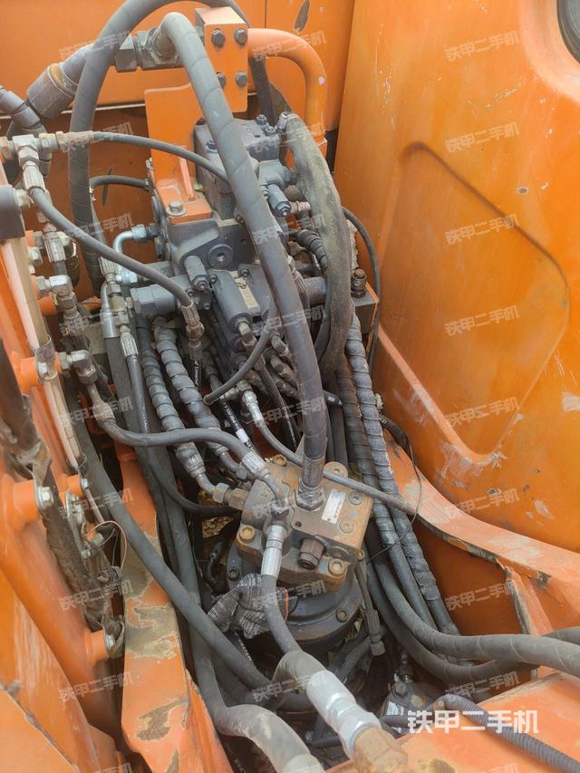 回转马达和主控阀（整机外观）