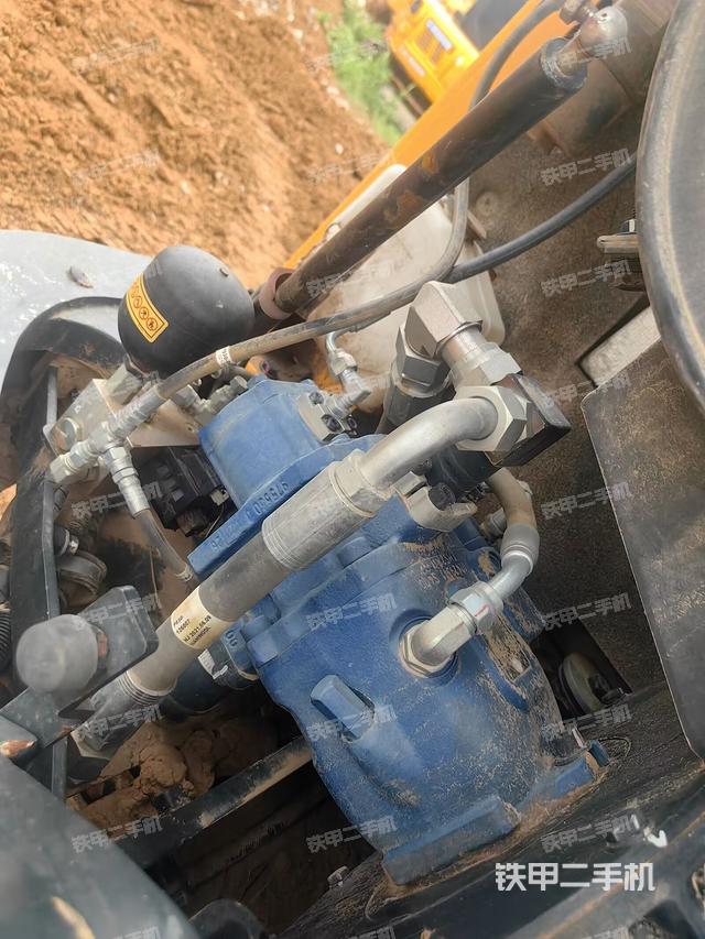 液压泵舱室正面整体（整机外观）