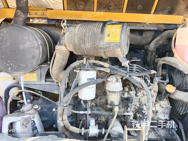 液壓泵艙室正面整體（整機外觀）