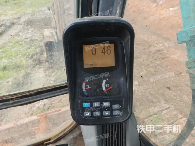 行走控制手柄和踏板 俯拍（驾驶室部分）