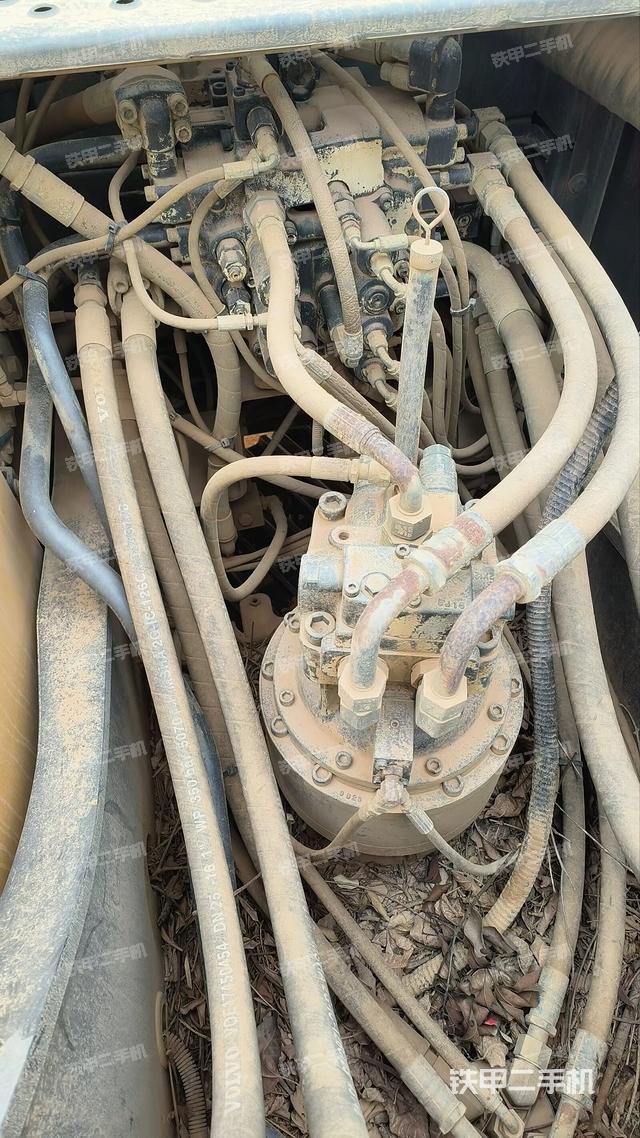 回转马达和主控阀（整机外观）