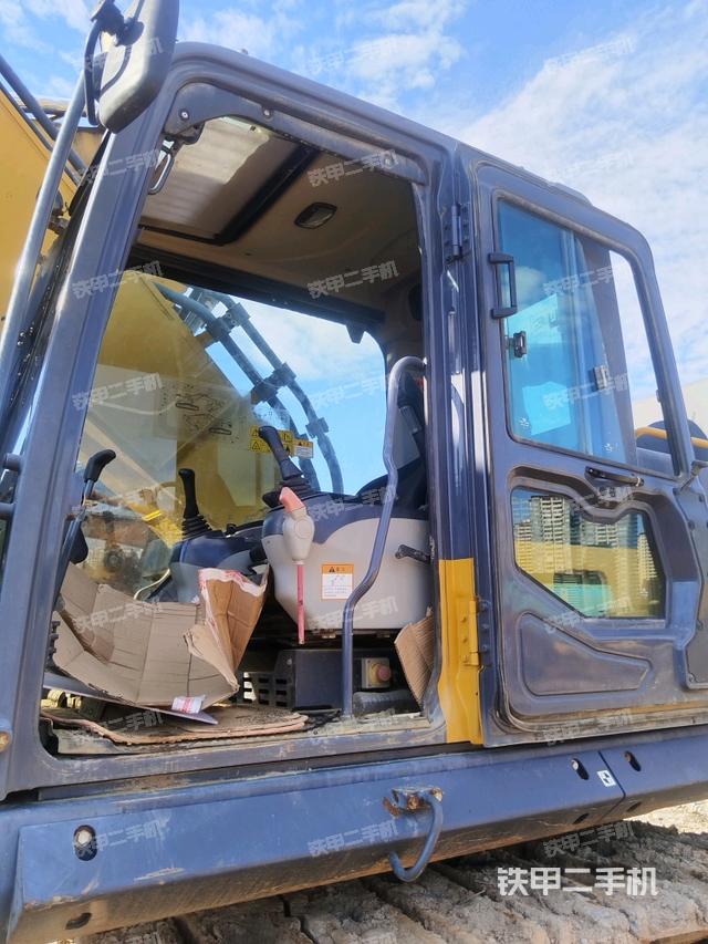 左后方玻璃角標（駕駛室部分）