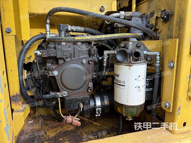 液壓泵艙室正面整體（整機外觀）