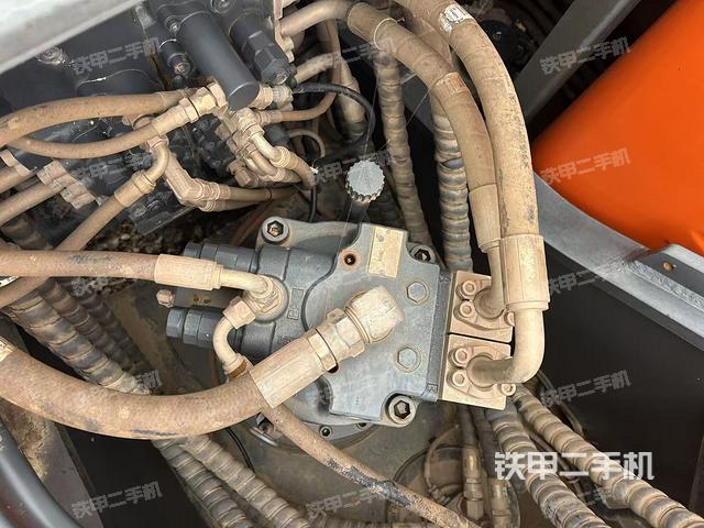 回轉(zhuǎn)馬達(dá)和主控閥（整機(jī)外觀）