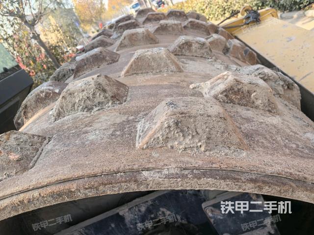 后輪右側(cè)全景（壓路機(jī)前后車架）