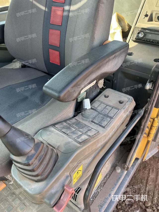 座椅右侧控制台/钥匙门/油门/含右手柄（驾驶室部分）