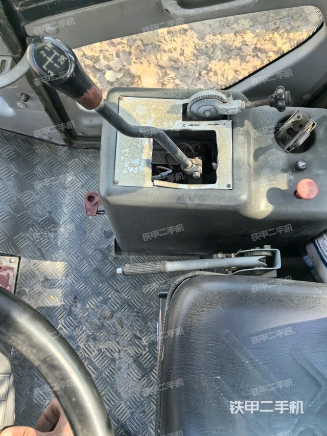 操作臺全景（壓路機(jī)駕駛室）