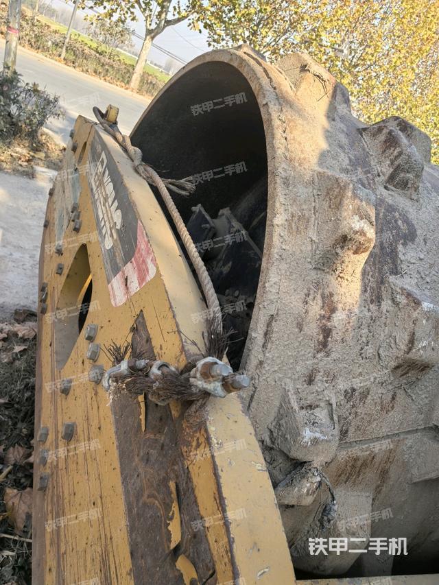 前輪右側(cè)減震塊連接及部件（壓路機(jī)前后車架）