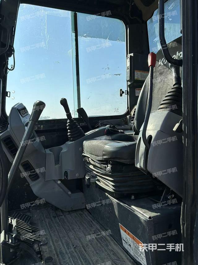 駕駛室頂部（整機外觀）