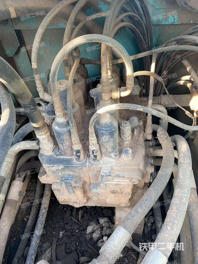 回转马达和主控阀（整机外观）