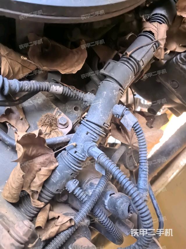 发动机舱液压泵全景（压路机发动机舱）