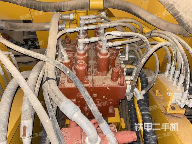 回轉(zhuǎn)馬達(dá)和主控閥（整機(jī)外觀(guān)）