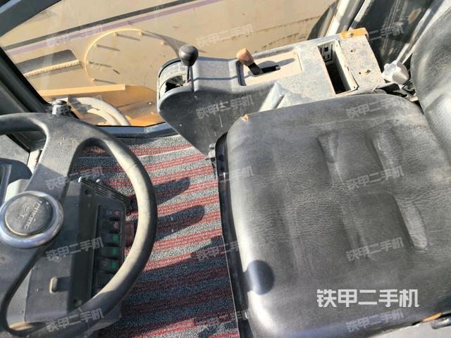 駕駛室內(nèi)座椅、儀表操作手柄全景（壓路機(jī)駕駛室）