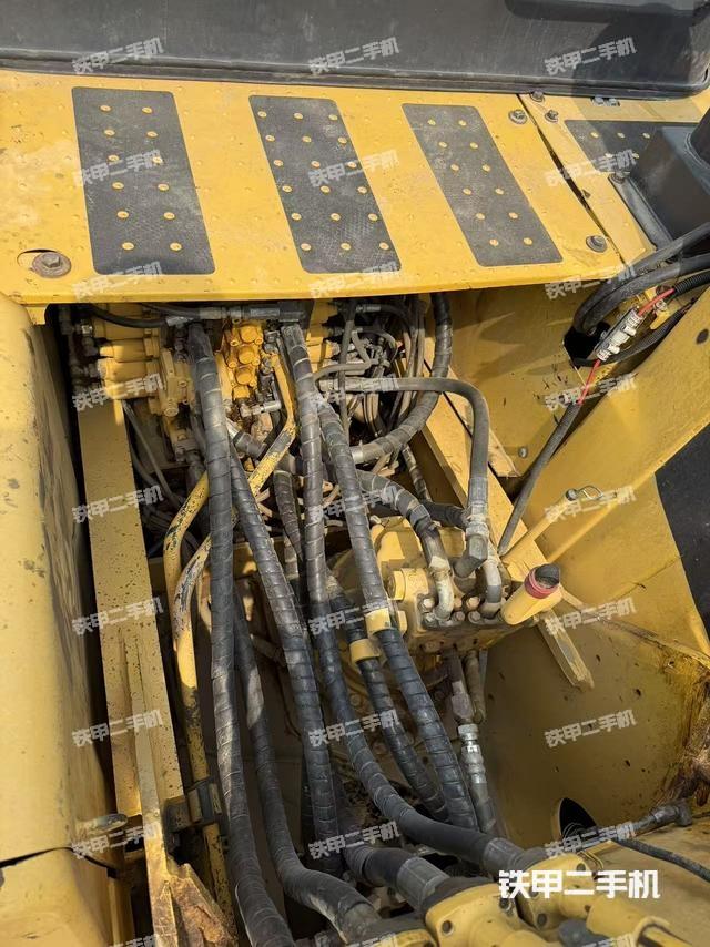 回轉(zhuǎn)馬達(dá)和主控閥（整機(jī)外觀）