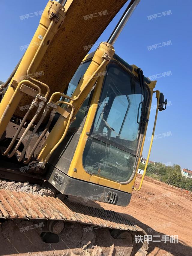 大臂油缸整体 竖拍（工作和回转装置）