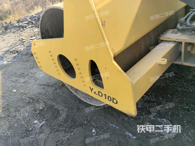 前輪右側(cè)減震塊連接及部件（壓路機(jī)前后車架）