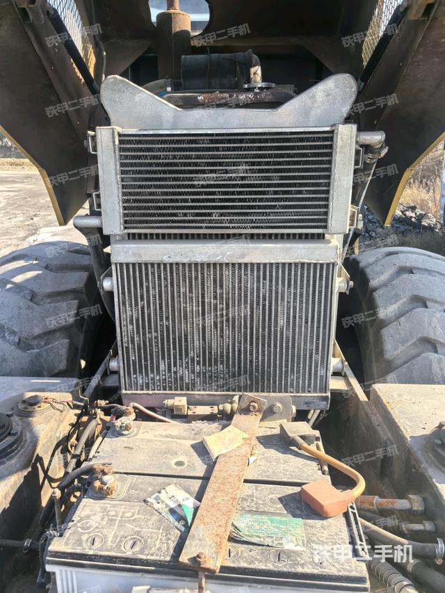 散熱器全景（壓路機(jī)發(fā)動機(jī)艙）