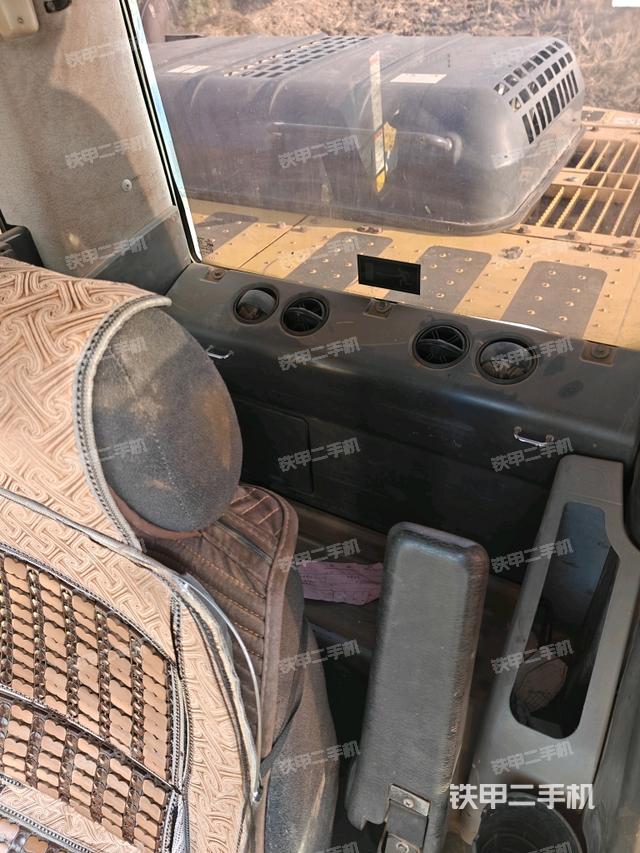 行走控制手柄和踏板?俯拍（駕駛室部分）