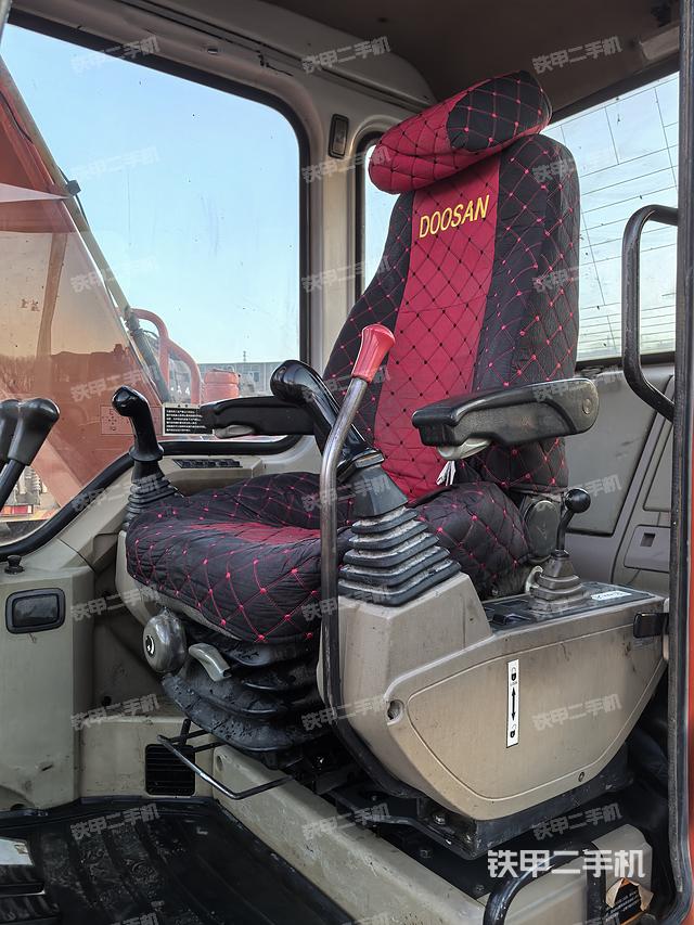 駕駛室整體（整機外觀）