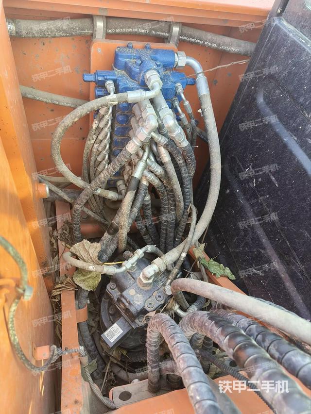 回轉(zhuǎn)馬達(dá)和主控閥（整機(jī)外觀）