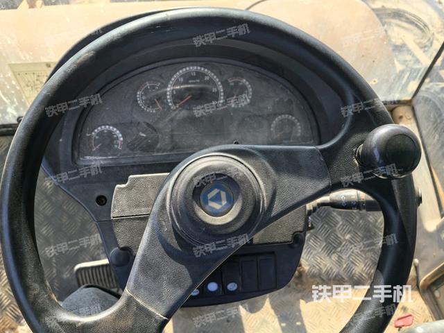 操作臺全景（壓路機駕駛室）