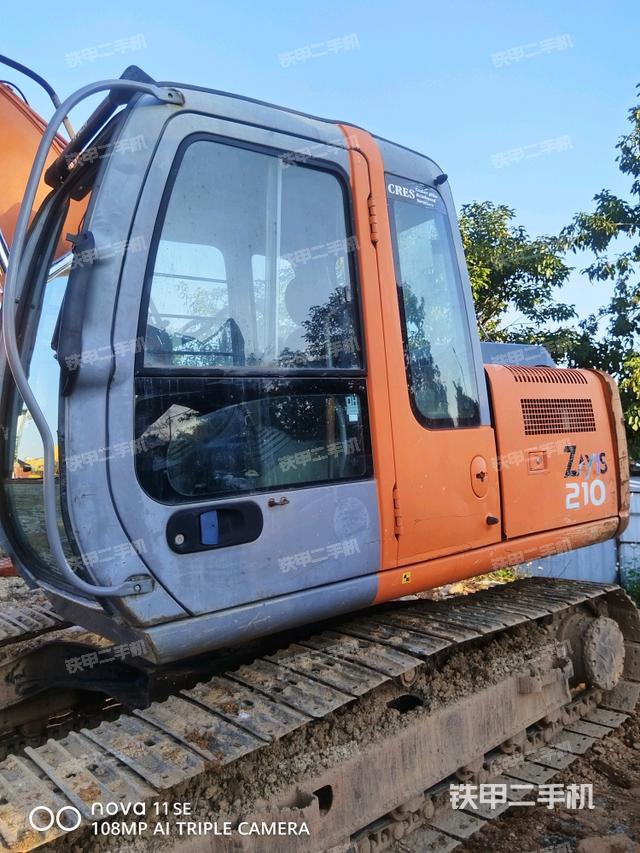 行走控制手柄和踏板?俯拍（駕駛室部分）