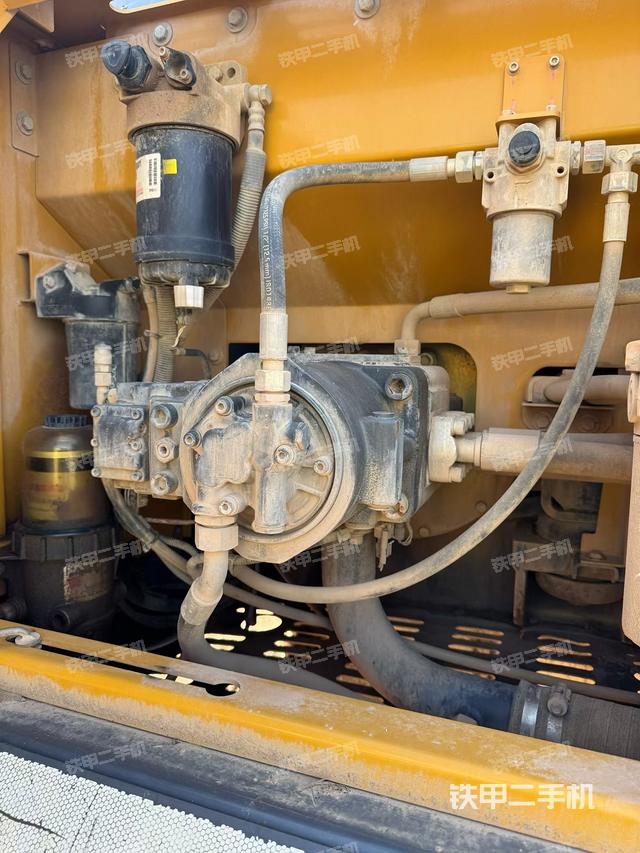 液壓泵艙室正面整體（整機外觀）