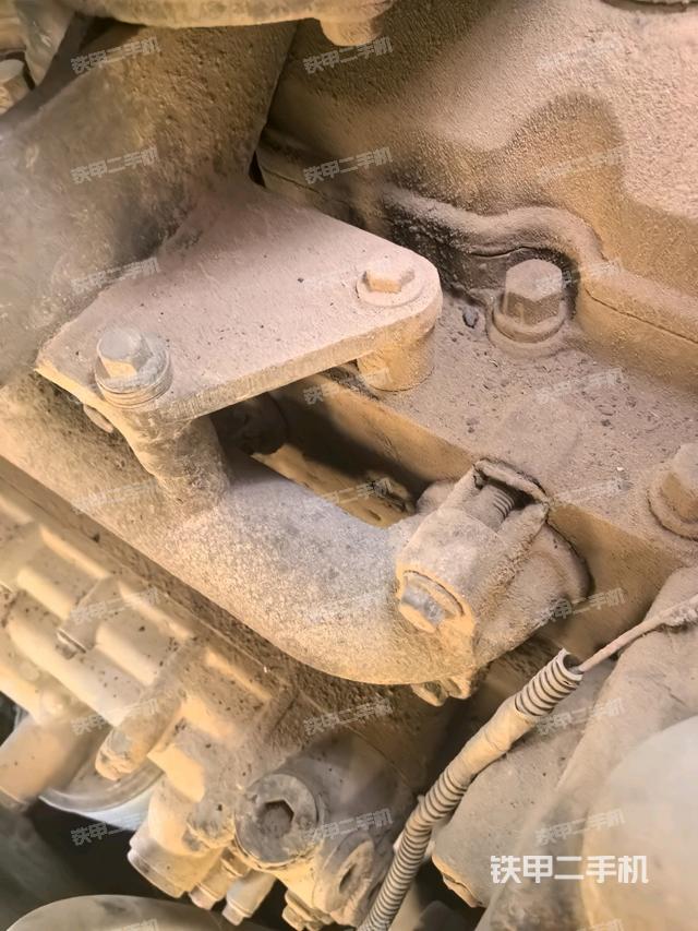 發(fā)動機(jī)左側(cè)全景（壓路機(jī)發(fā)動機(jī)艙）