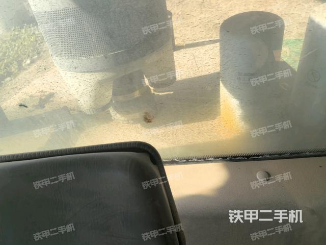 操作臺全景（壓路機(jī)駕駛室）