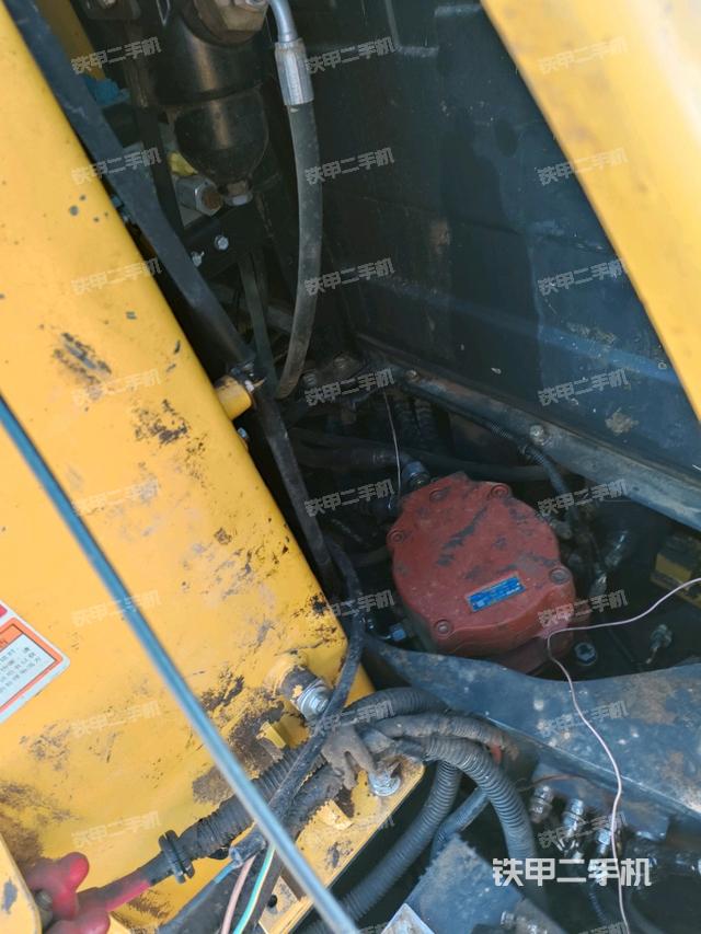 回轉(zhuǎn)馬達(dá)和主控閥（整機(jī)外觀）