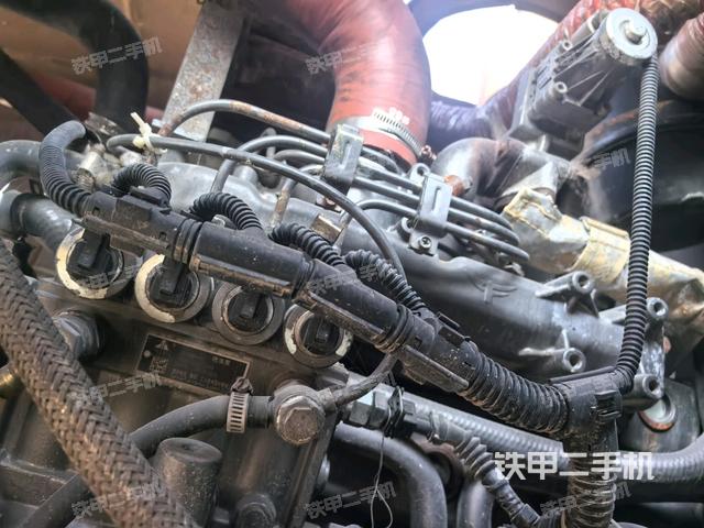 發(fā)動機(jī)左側(cè)全景（壓路機(jī)發(fā)動機(jī)艙）