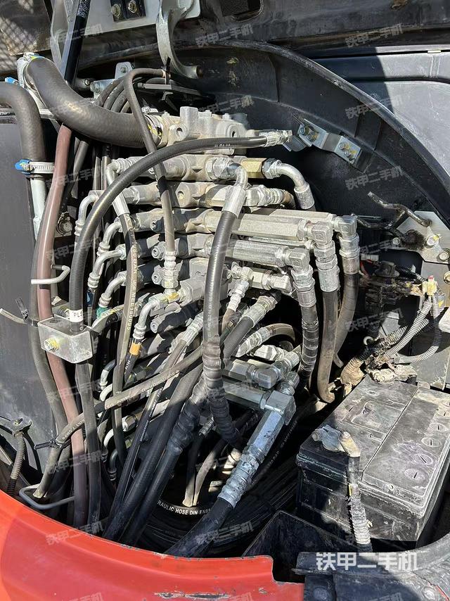 回轉(zhuǎn)馬達和主控閥（整機外觀）