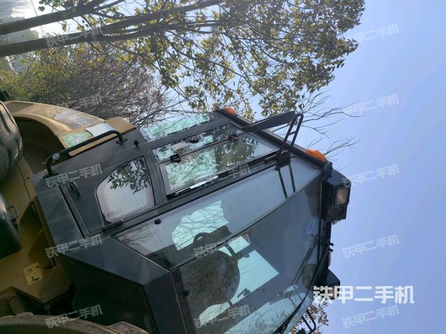 右側(cè)正面照（壓路機(jī)駕駛室）