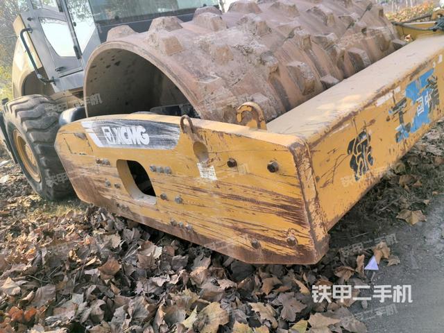 正左側(cè)（壓路機(jī)整機(jī)外觀）