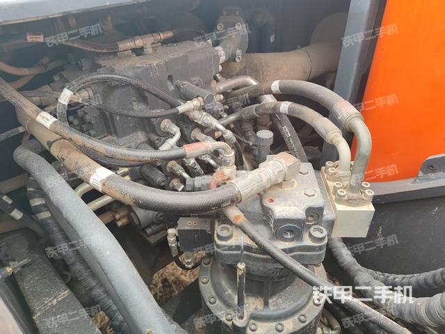 回轉(zhuǎn)馬達(dá)和主控閥（整機(jī)外觀）