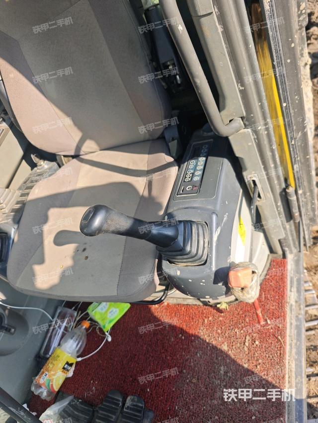 座椅右側(cè)控制臺(tái)/鑰匙門/油門/含右手柄（駕駛室部分）