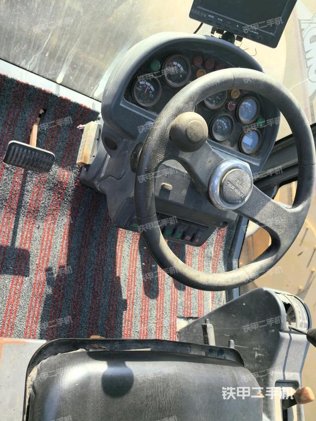 駕駛室頂蓬內(nèi)（壓路機(jī)駕駛室）