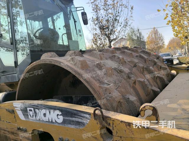 后輪左側(cè)全景（壓路機(jī)前后車架）