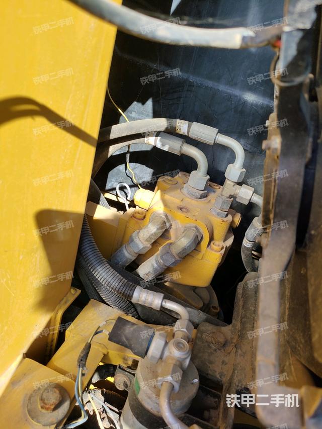 回轉(zhuǎn)馬達(dá)和主控閥（整機(jī)外觀）