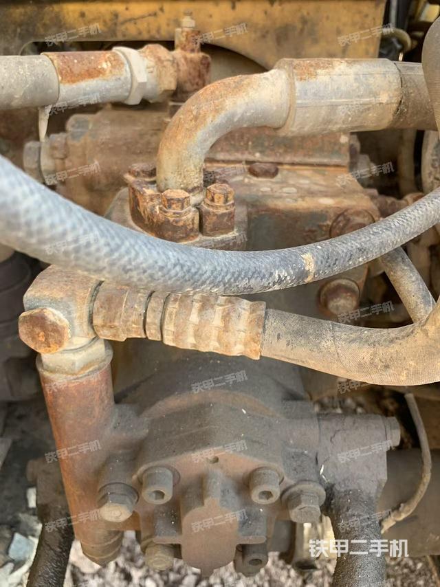 液壓泵艙室正面整體（整機外觀）