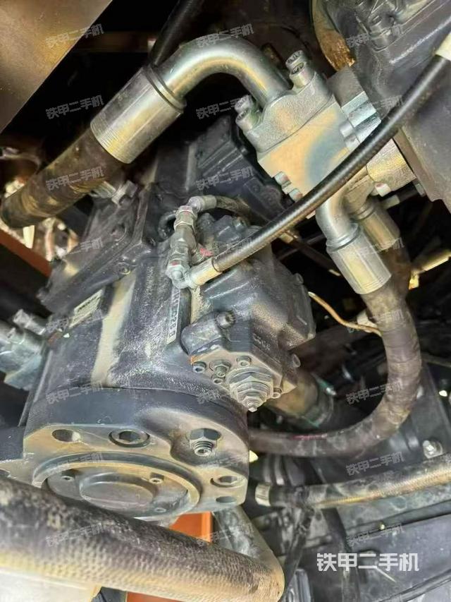 液壓泵艙室正面整體（整機外觀）