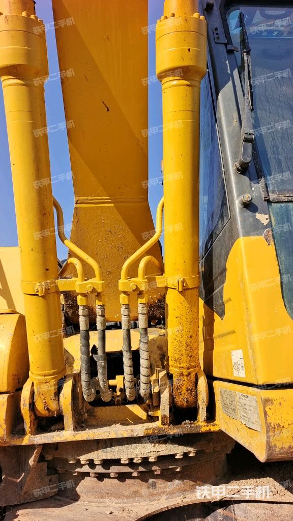 大臂油缸整体 竖拍（工作和回转装置）