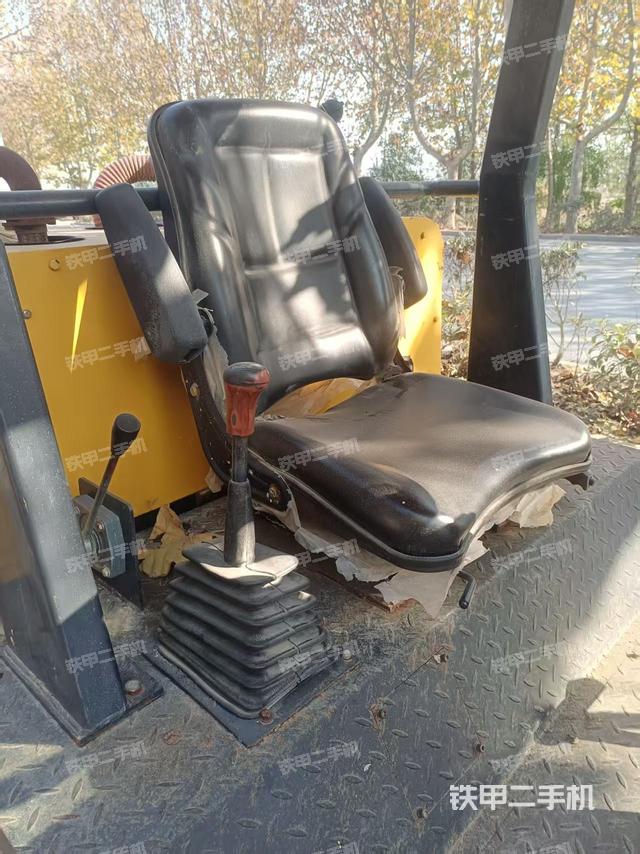 駕駛室操作臺（設(shè)備外觀及核心部件）