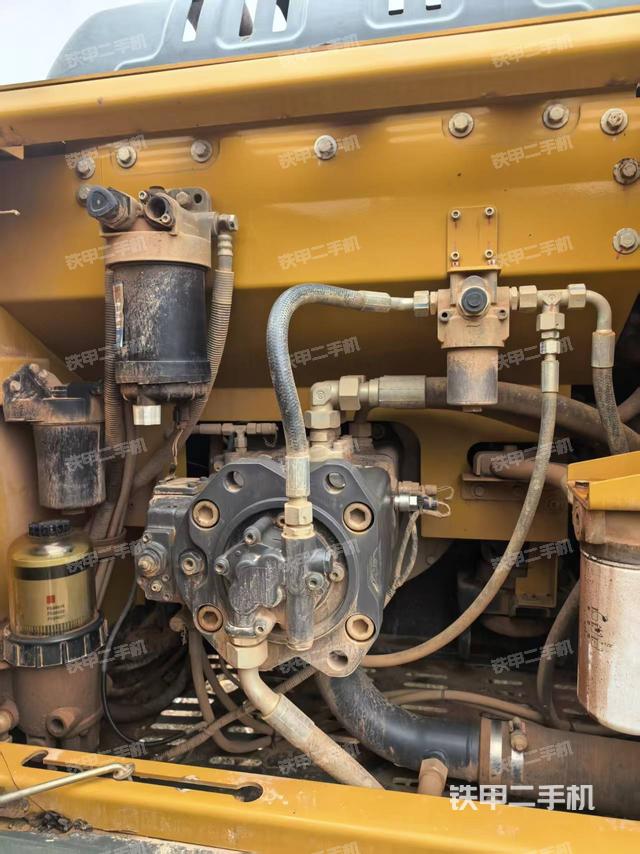 回转马达和主控阀（整机外观）