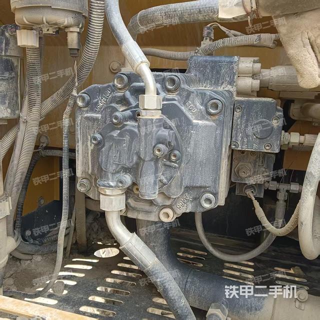 液壓泵艙室正面整體（整機外觀）